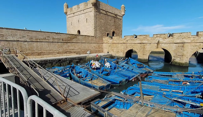 Hafenlage in Essaouira mit urbanem, lebendigem und selektivem Umfeld