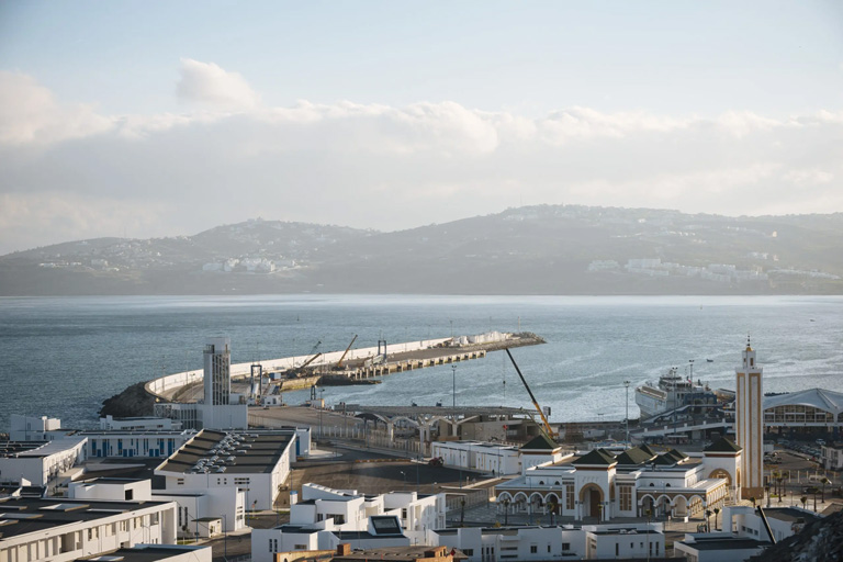 Tanger in Marokko mit Küstenlage, moderner Architektur und Europa-Nähe